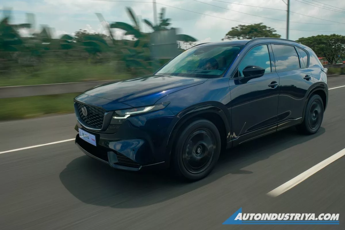 Mazda CX-5 AWD HEV — prednji deo u vožnji