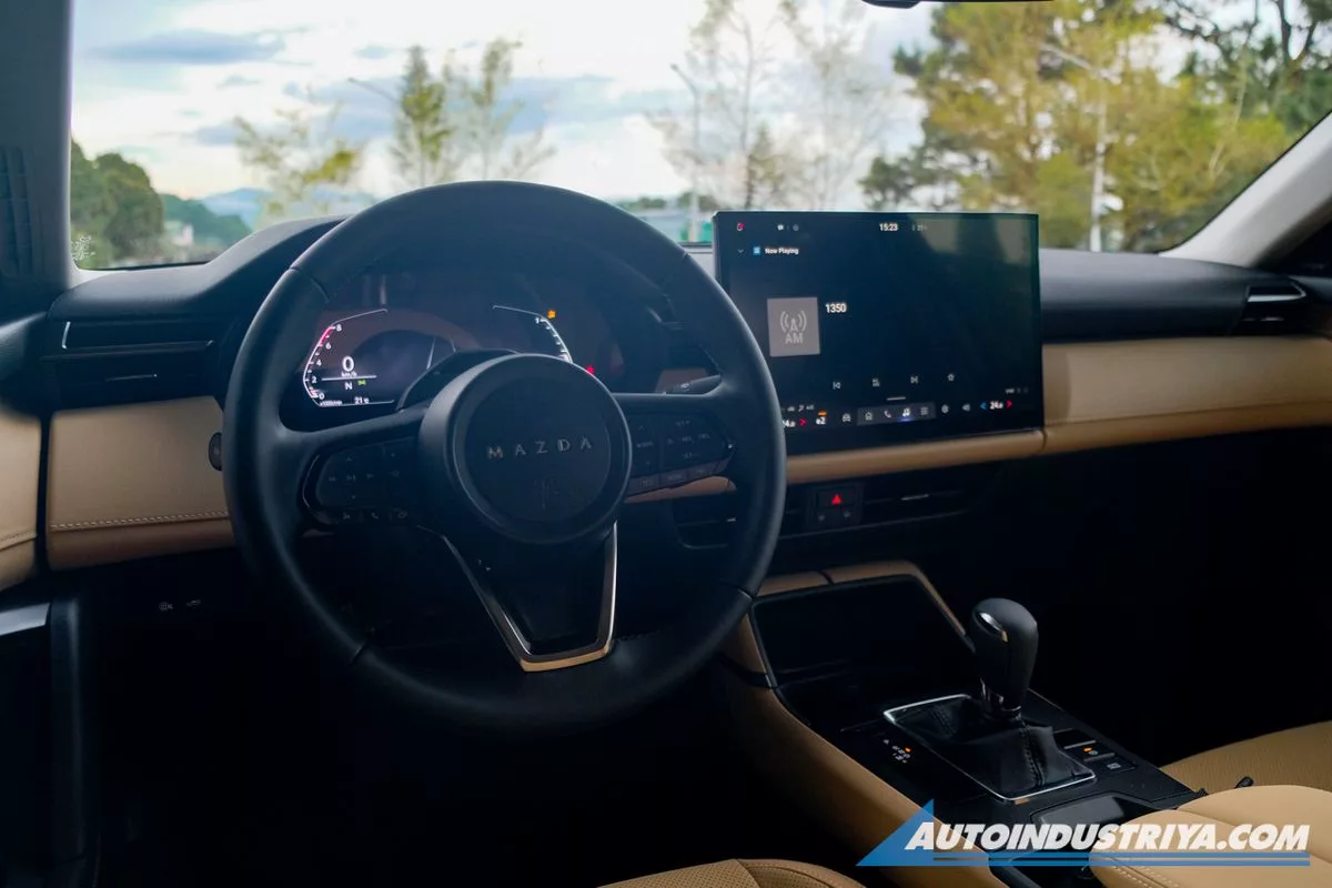 Mazda CX-5 — kokpit sa digitalnim instrumentima i velikim ekranom