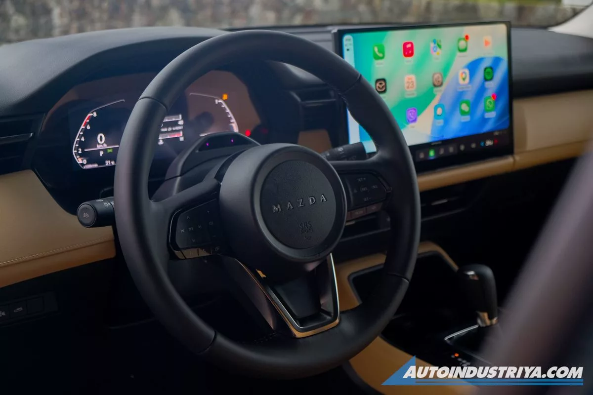 Mazda CX-5 — volan i multimedijalni ekran (Apple CarPlay)