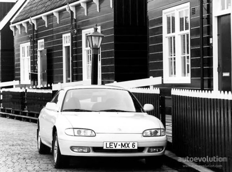Mazda MX-6 — zadnji tričetvrt ugao (jlord8 / Instagram)